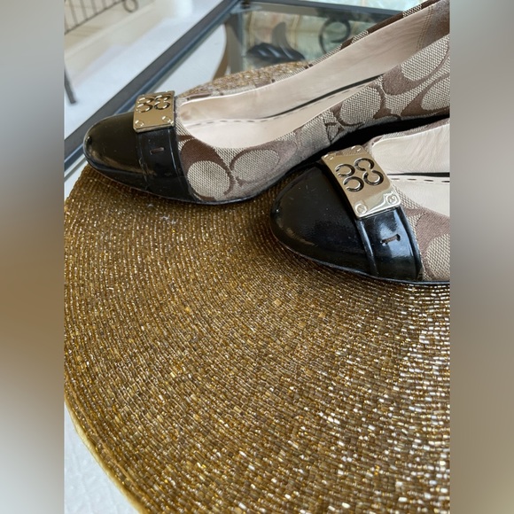 Coach Khaki Sig CC Pattern Close
Toe Wedge Dress Shoes w/Gold CC
Hardware - Picture 8 of 12